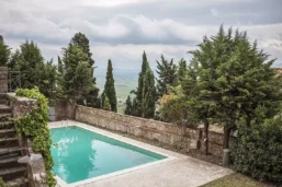Vue sur la piscine, Relais Chiostro di Pienza, Toscane, Italie
