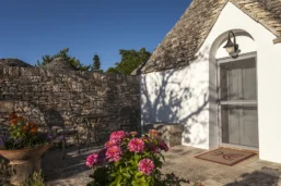 Cour et entrée, trulli, Grand Hotel La Chiusa Di Chietri, Alberolbello, Pouilles