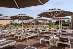Transats en bord de piscine, Terradamari Resort & Spa Marina di Modica, Tapestry Collection by Hilton, Sicile